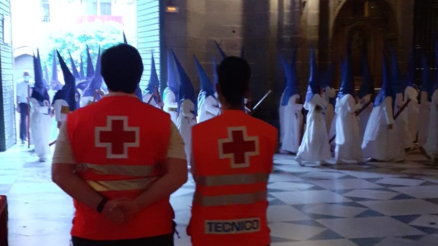 CruzRojaAND's tweet photo. Cientos de voluntarios/as viven esta #SemanaSanta22 de una manera comprometida:

🚑Participan en #PreventivosCruzRoja en las calles de muchas ciudades de Andalucía
#preventivosCruzRoja

📸@CruzRojaSevilla @CruzRojaGranada @CruzRojaCordoba https://t.co/EnKHvsLd6m