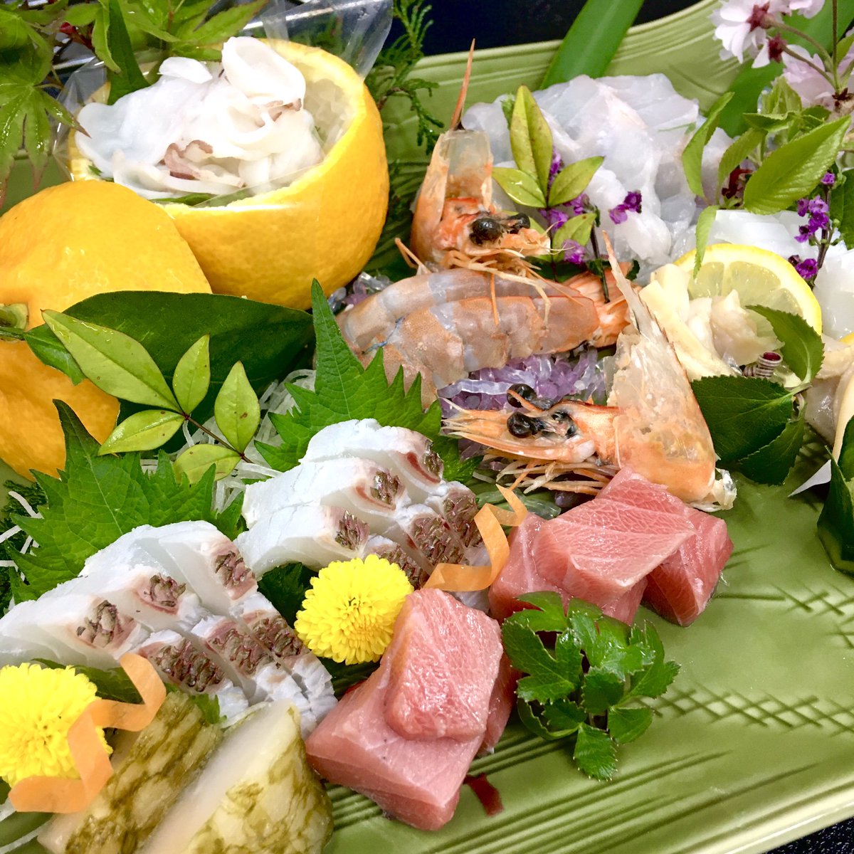 hamakogetsu_'s tweet photo. 🐟造りの盛り合わせ🐟
マグロ！　クエ！　タイ！　イカ！　タコ！　ミル貝！　帆立の昆布〆！　天使の海老！👼

おいしそ。

#長浜　#浜湖月　#温泉　#旅館　#滋賀 https://t.co/LCBmDQZ83h