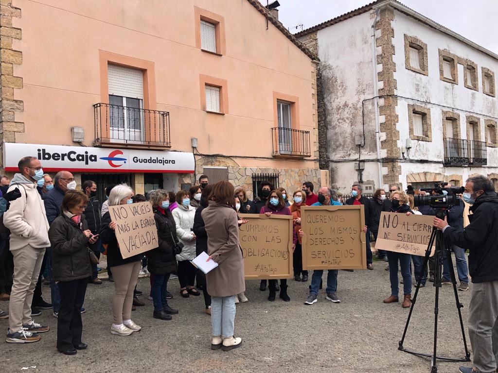 RuralRumbo's tweet photo. 👥 Gracias a tod@s l@s que os habéis acercado a la protesta

😡 No nos quedaremos callados ante la #ExclusiónFinanciera https://t.co/YFpmfysstm