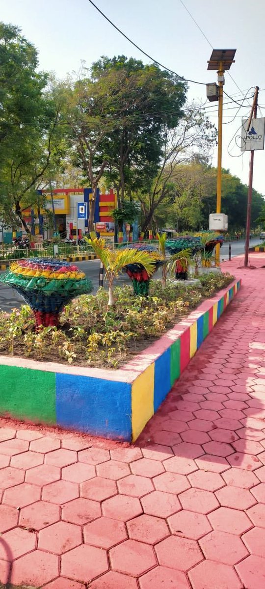 comindore's tweet photo. इंदौर को स्वच्छ और सुंदर दिखाने के लिए वेस्ट टू आर्ट से सड़कों पर लगे डिवाइडरों को सजाया जा रहा है।

#SwachhSurvekshan2022indore 
#SwachhBharatMission 
#SwachhSurvekshan2022 https://t.co/NL0Ii6GKQl