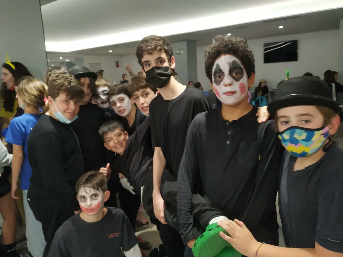 Basquet_BAM's tweet photo. 🥳 𝐁𝐀𝐌 𝐃𝐈𝐒𝐅𝐑𝐄𝐒𝐒𝐀𝐓𝐒 😍

Nit de disfresses al #newtccd: Minions, Mims, Teletubbies y DJ's 👏🏼👏🏼

Quina imaginació! 🤯

🤩 𝐼 𝑇𝑈 𝐼 𝑇𝑈 𝐵𝐴𝑀! 🏀
•
•
#somBAM
#bàsquetcatalà
#basketball
#bàsquet
#baloncesto
#ballislife https://t.co/QTSAvtegjG