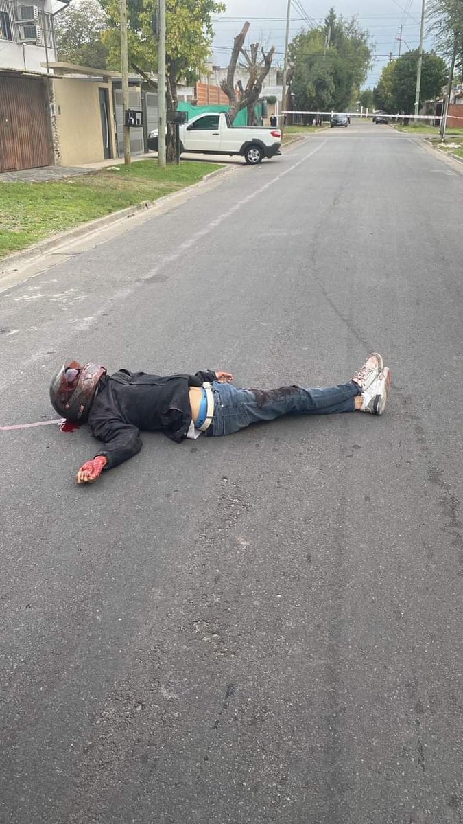 CtralDeNoticias's tweet photo. #Castelar - Prudan al 1000 

Un policía de la Ciudad mató de un disparo a un motochorro que, junto a un cómplice, le robó la moto a un matrimonio en la localidad de Castelar, en el oeste del Conurbano. https://t.co/tUKiyEIhx8
