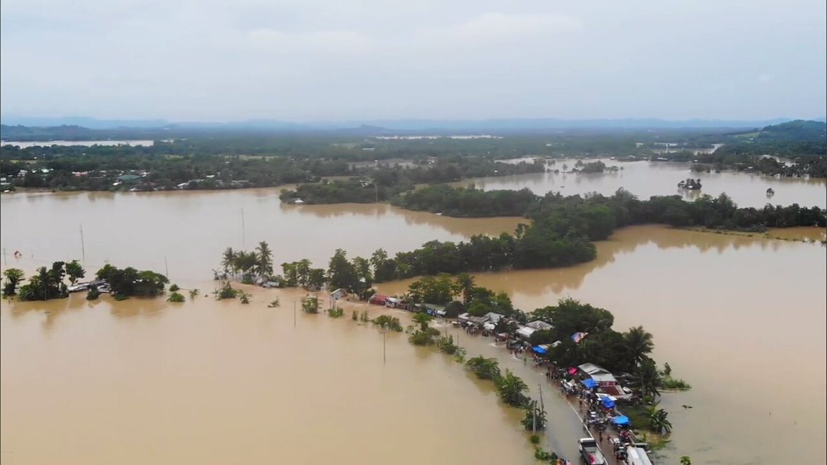 TreeNeeeTEE's tweet photo. This is making me mad. How come  showbiz issues r trending over #AgatonPH?! FYI this is what the province of Capiz looks like as of the moment! We also need help. we need to be heard. Lubog na rin kami sa baha. So many people have died and are dying of hunger .

#CapizNeedsHelp https://t.co/DIIusBIkV0
