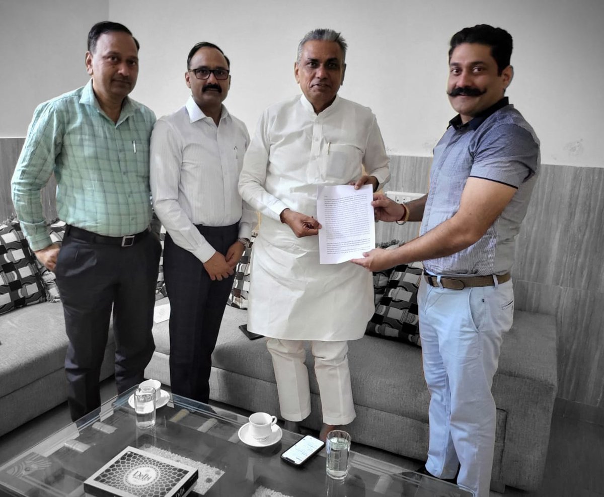 HRSofficersAsso's tweet photo. राजस्व अधिकारियों के विषय में सच्चाई और धारणा में बहुत अंतर है।
राजस्व अधिकारियों ने प्रदेश ��े सभी विधायकों के जरिये अपने मुद्दों को सामने लाने का निश्चय किया है।
#THROA के उपप्रधान @rv_sultania ने आज इसकी शुरुआत की है।
@cmohry
@Dchautala
@HaryanaIAS https://t.co/JLoToc7x31