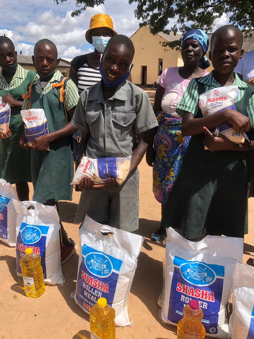 Before Zimbabwean schools broke up for their 3-week Easter holidays <a href="/MwanaaTrust/">Mwana Trust</a> gave food parcels so some of the neediest children they support have food to last for their break. Zimbabwe is experiencing a #drought with food shortages increasingly common.
africanchildrensfund.org/zimbabwe?utm_s…