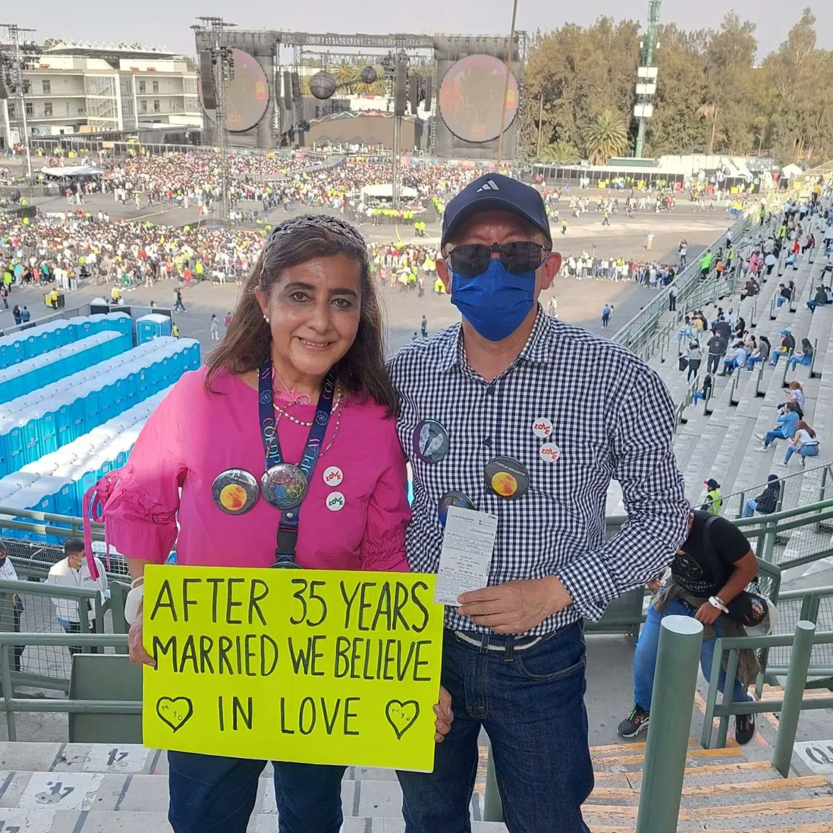 coldplaymexico's tweet photo. La señora Ángela Cruz nos pidió amablemente compartir estas fotos.
"Hola me gustaría que publicarán  nuestra foto  del  concierto después de  35 años de casados aún creemos en el  AMOR ❤  un festejo inolvidable gracias  @coldplay"
#ColdplayMexicoCity 
#ColdplayMexico 
#Coldplay https://t.co/T4TWfH7rsh