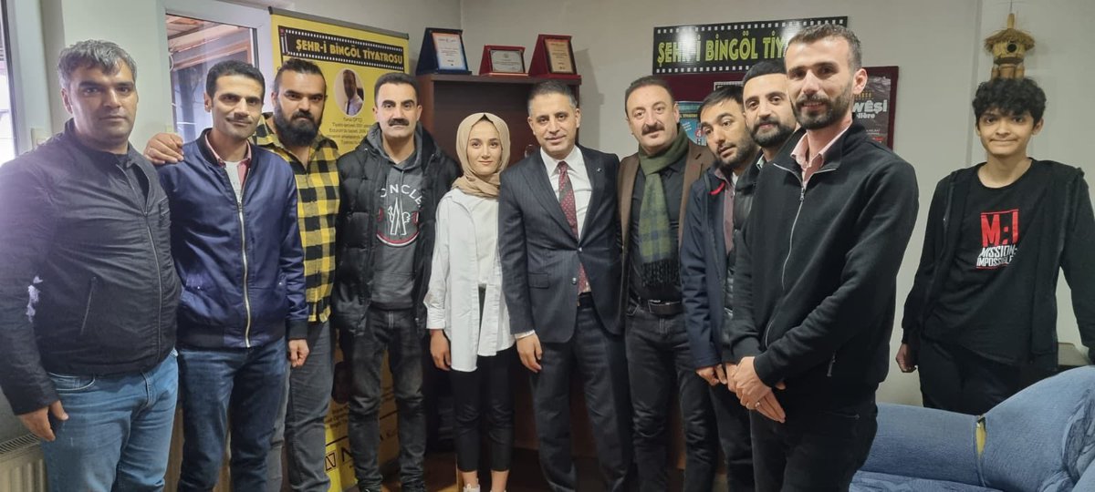 Şehr-i Bingöl tiyatro grubunu ziyaret ettik. Başkan Yunus çiftçi nezdinde bütün ekip arkadaşlarına göstermiş oldukları sıcak ilgi ve alakalarından dolayı teşekkür eder,başarılar dilerim.