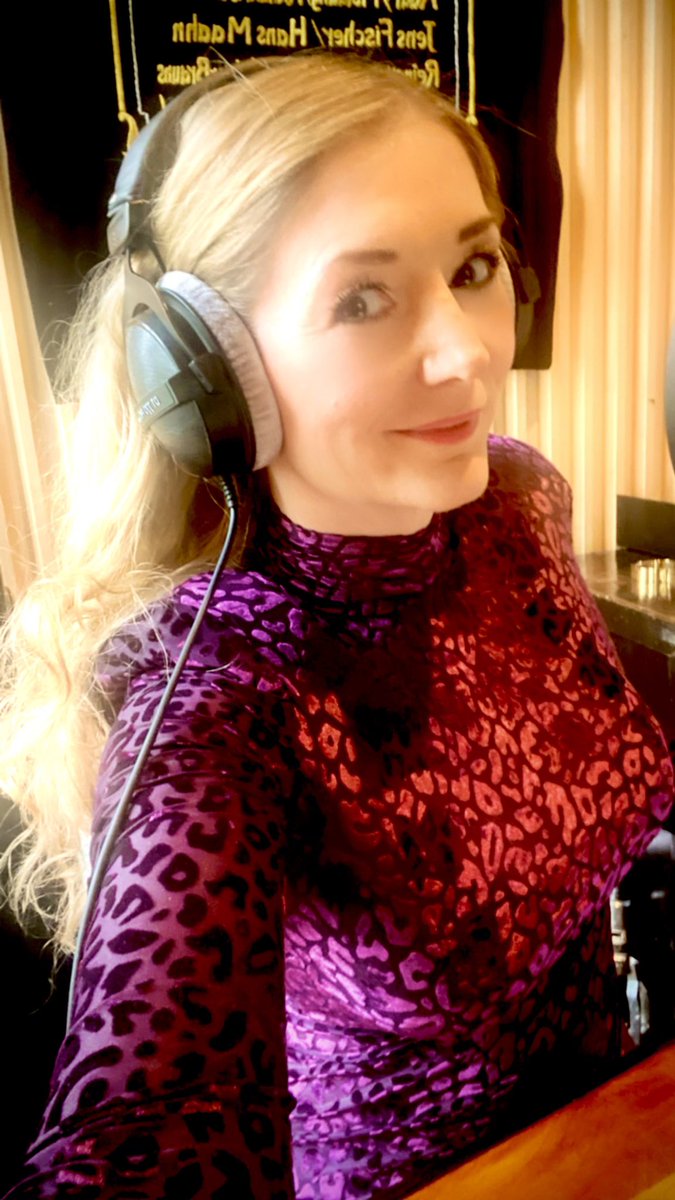 Die letzten Zeilen sind eingesprochen! Küstenhuhn is coming soon 💃🏼

Ich wünsche Euch allen einen wundervollen Tag 💋

#Küstenhuhn <a href="/GmeinerVerlag/">Gmeiner-Verlag</a> #PatriciaBrandt #MirkoEysser #FrankOtto <a href="/SandraQuadflieg/">Sandra Quadflieg</a> 

#Hörbuch #audiobook #Krimi #Ostsee #Umwelt #mordsschwestern #actresslife