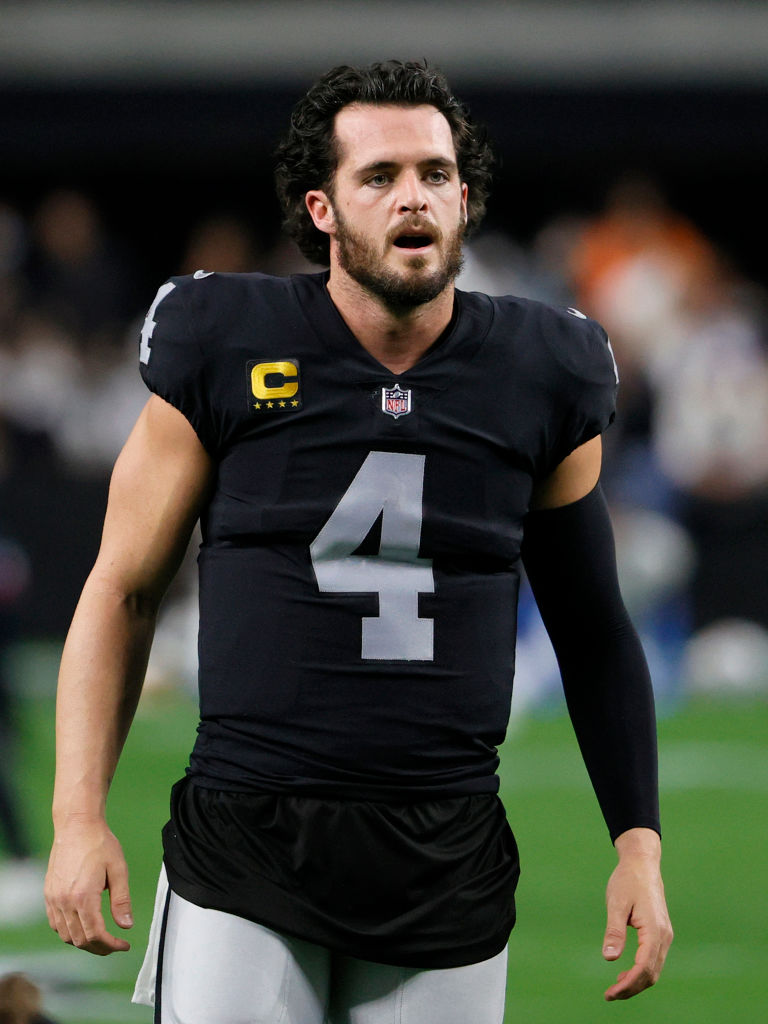 Raiders QB Derek Carr agrees to a three-year contract extension for $121.5M, per <a href="/RapSheet/">Ian Rapoport</a>