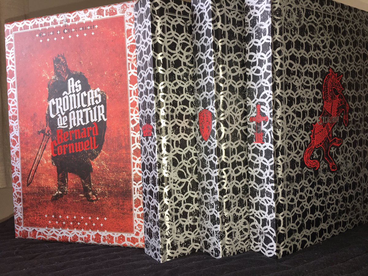 idealiteraria1's tweet photo. O que é esse box lindo e maravilhoso que a @editorarecord fez da minha história preferida? E que a @azuldodia me deu de presente!! #booktwt #editorarecord #bernardcornwell #ascronicasdeartur #books #literatura #livros https://t.co/wYUJjzTUDk