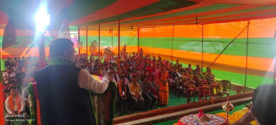 BJP4Assam's tweet photo. Hon'ble General Secretary (Org)Sri @PhanindranathS3 attended Dist Executive Meeting held at Hojai, chaired by Hon'ble Dist ST Morcha president #DurlavPator.
Hon'le BJP dist prez Sri #AnupDev,MLAs Hon'ble Sri #ShibuMishra,Sri #RamkrishnaGhosh & Smt #NanditaGarlosa were present. https://t.co/3WjiMSqcdZ