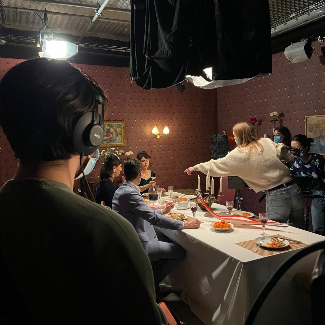 [DÉCORS TOURNAGES ÉTUDIANTS]

🕺 Nos étudiants tournent leurs films dans notre studio et choisissent leur décor par thème.

💄 Aujourd’hui, découvrez les coulisses d’un tournage dans les années 50

#décor #decorcinema #karaoke #studio #tournage #cinematography #ecoledecinema