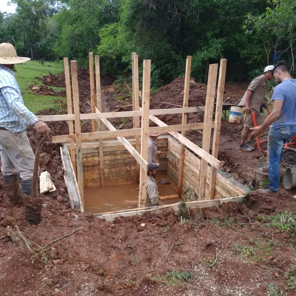 salto_encantado's tweet photo. Se concluyó la primer obra de resguardo y proteccion de vertientes que abastecen al cause del Salto Encantado. Las tareas se realizaron en la chacra de la familia borysiuk.
En el proyecto interviene el IPRODHA y se continúa trabajando en la siguiente chacra de las 11 restantes https://t.co/io6E7R4RcA
