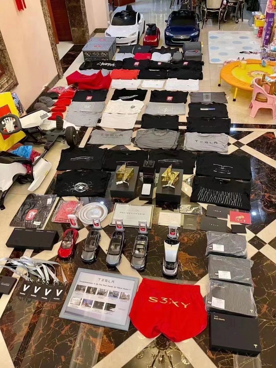 42how_'s tweet photo. Tesla Super Fan in China 🇨🇳
Show us your Tesla Collection! @tesla @elonmusk #TeslaOwners https://t.co/4qvfJyLycY