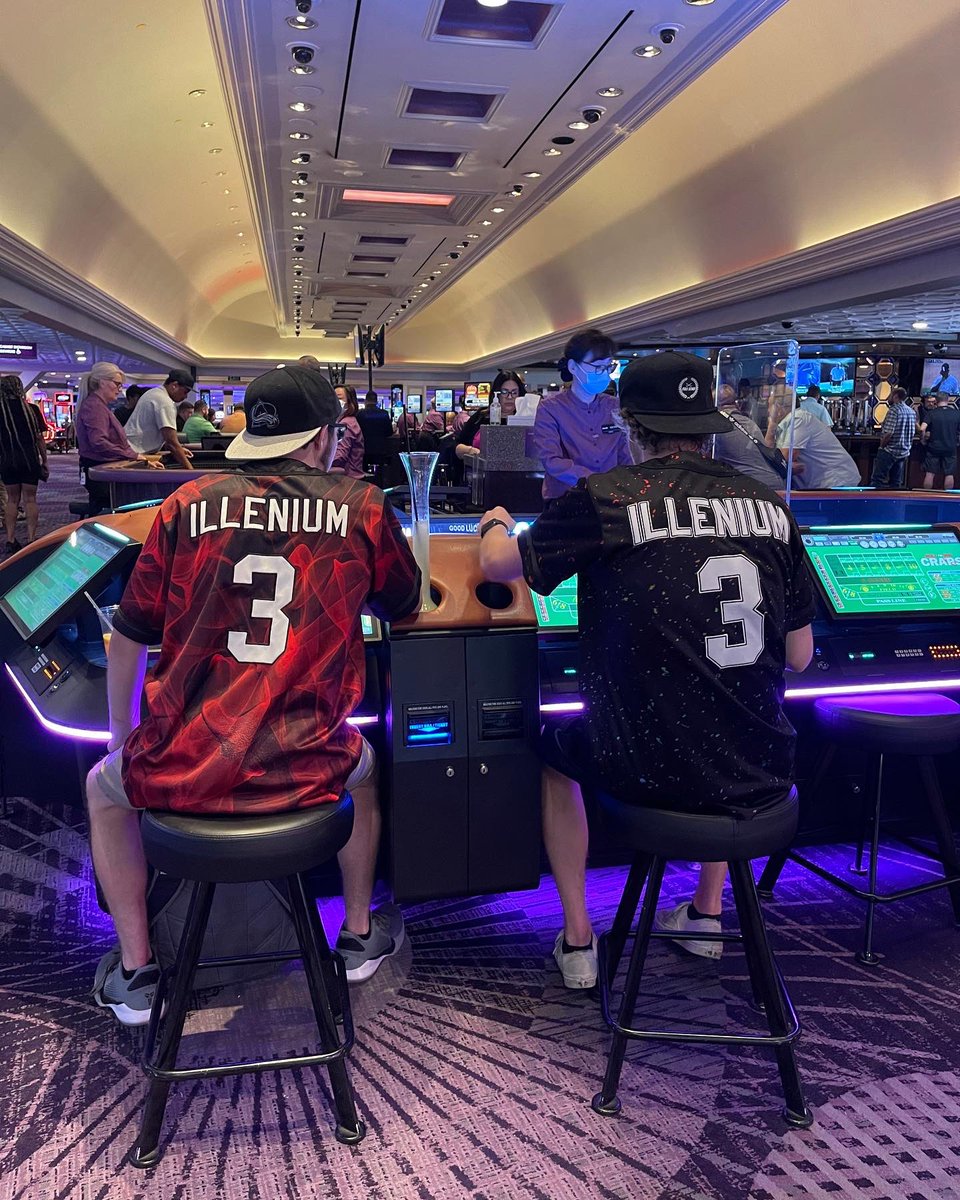 T_lillard17's tweet photo. When shooting craps in Vegas, we rep @ILLENIUM #WWCD #Hard4 @Nickrod1998 @JakeLillard1424 https://t.co/zboocQ3LLw