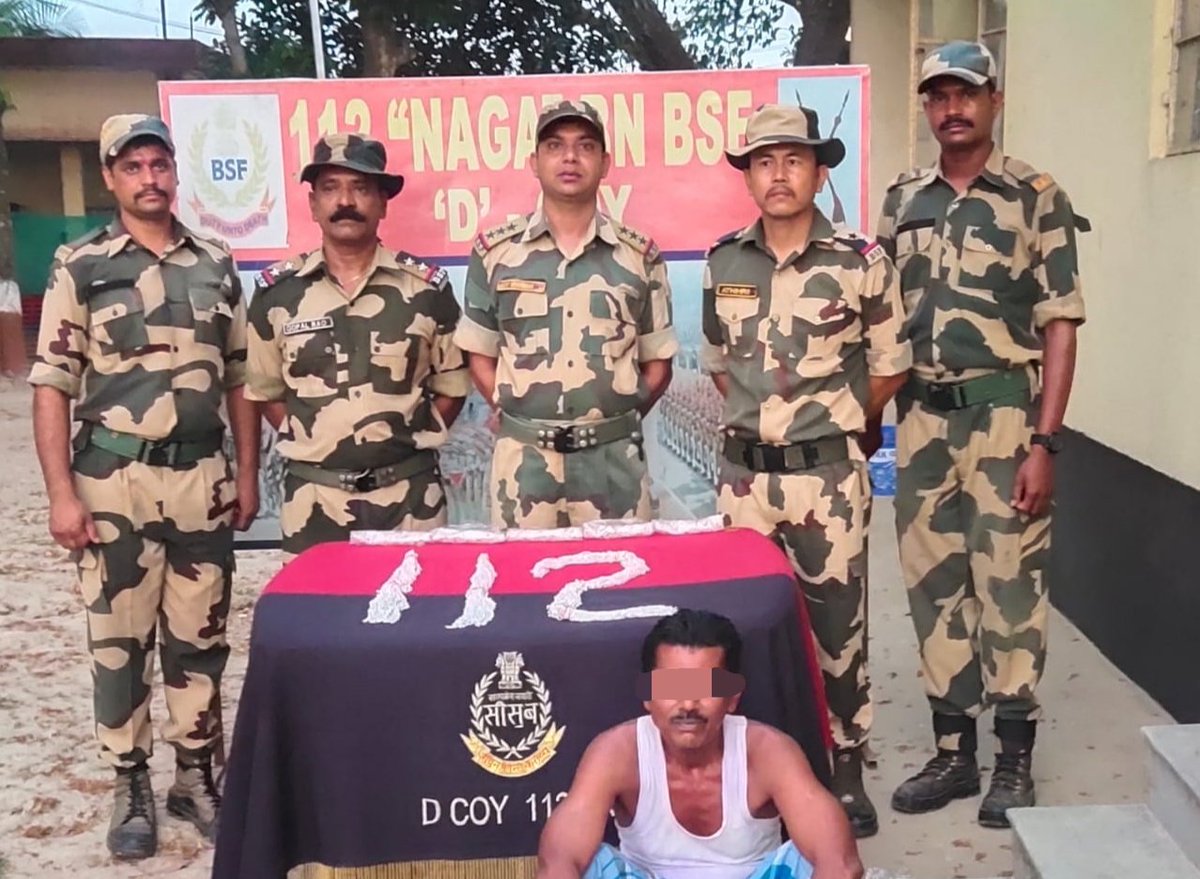 BSF_SOUTHBENGAL's tweet photo. बीएसएफ की सतर्कता से चांदी तस्करों के मंसूबे ध्वस्त

12 अप्रैल को सीमा चौकी हाकिमपुर, बीएसएफ दक्षिण बंगाल फ्रंटियर के जवानों ने साइकिल के दोनों टायर में छुपाकर करीब 1.63लाख रुपए मूल्य के 3.1किलोग्राम चांदी के आभूषण को बांग्लादेश मे तस्करी करने के फिराक मे एक शातिर तस्कर को पकड़ा। https://t.co/6Je87jBVQM