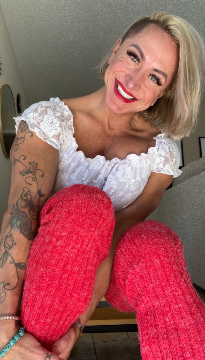 Happy hump day😁 Retweet my smile!🌹 I’m giving away a free month to someone💋