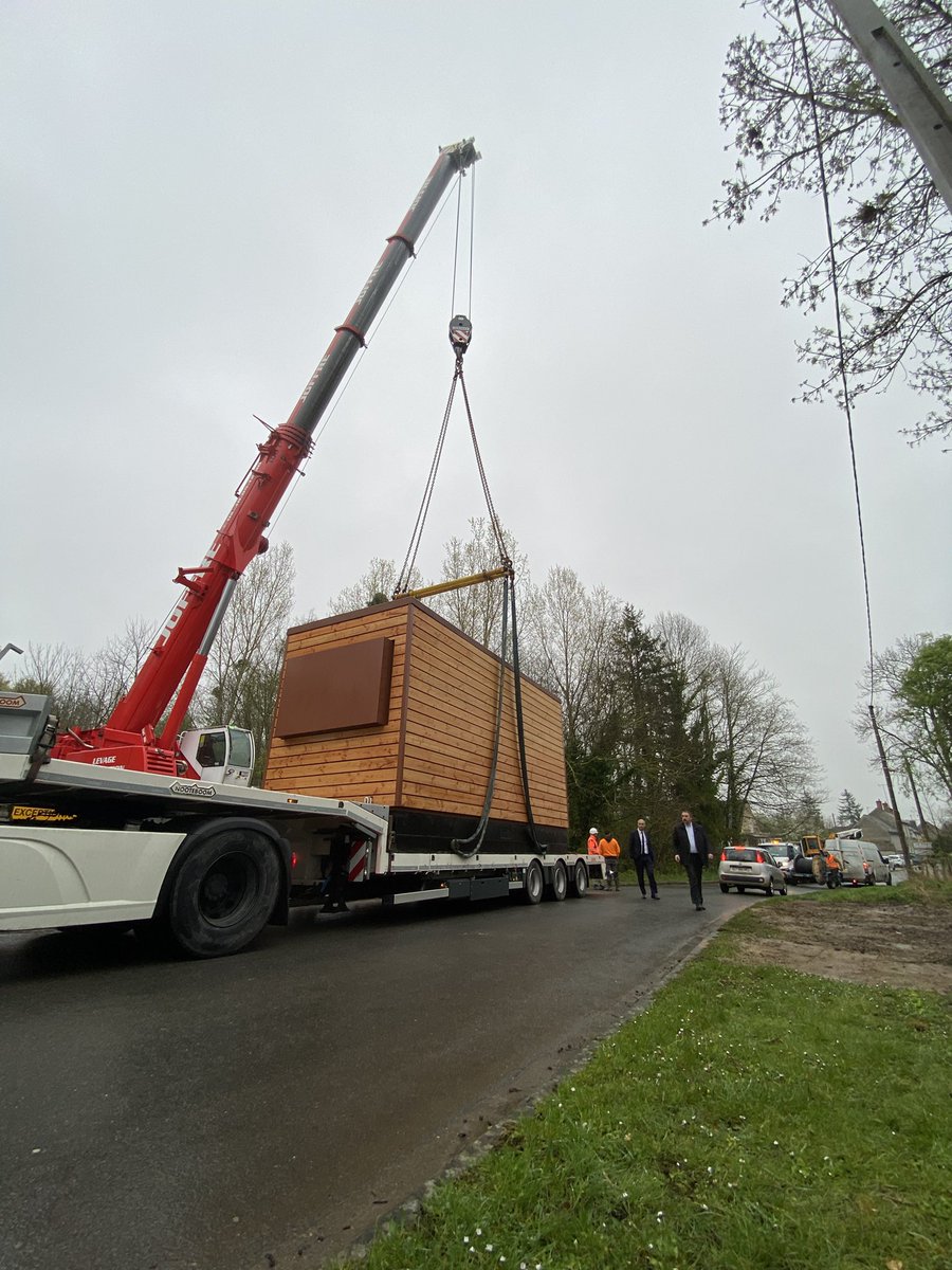 leloiret's tweet photo. À 📍Briarres-sur-Essonnes, en présence du président du Département Marc Gaudet, pose du dernier NRO de la phase 2 du projet Lysseo. Il constitue la fin des fondations pour généraliser la #fibre ⚙️ sur l’ensemble du #Loiret. https://t.co/O26VzA7lhg