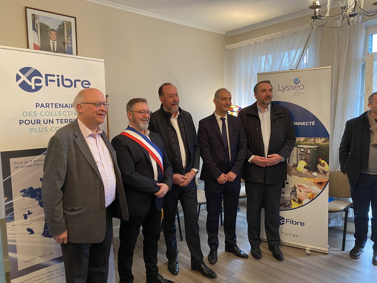 leloiret's tweet photo. À 📍Briarres-sur-Essonnes, en présence du président du Département Marc Gaudet, pose du dernier NRO de la phase 2 du projet Lysseo. Il constitue la fin des fondations pour généraliser la #fibre ⚙️ sur l’ensemble du #Loiret. https://t.co/O26VzA7lhg