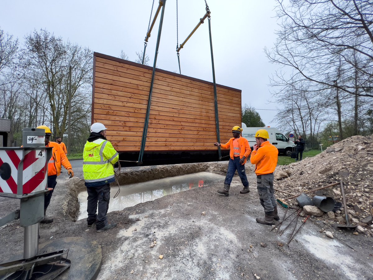 leloiret's tweet photo. À 📍Briarres-sur-Essonnes, en présence du président du Département Marc Gaudet, pose du dernier NRO de la phase 2 du projet Lysseo. Il constitue la fin des fondations pour généraliser la #fibre ⚙️ sur l’ensemble du #Loiret. https://t.co/O26VzA7lhg