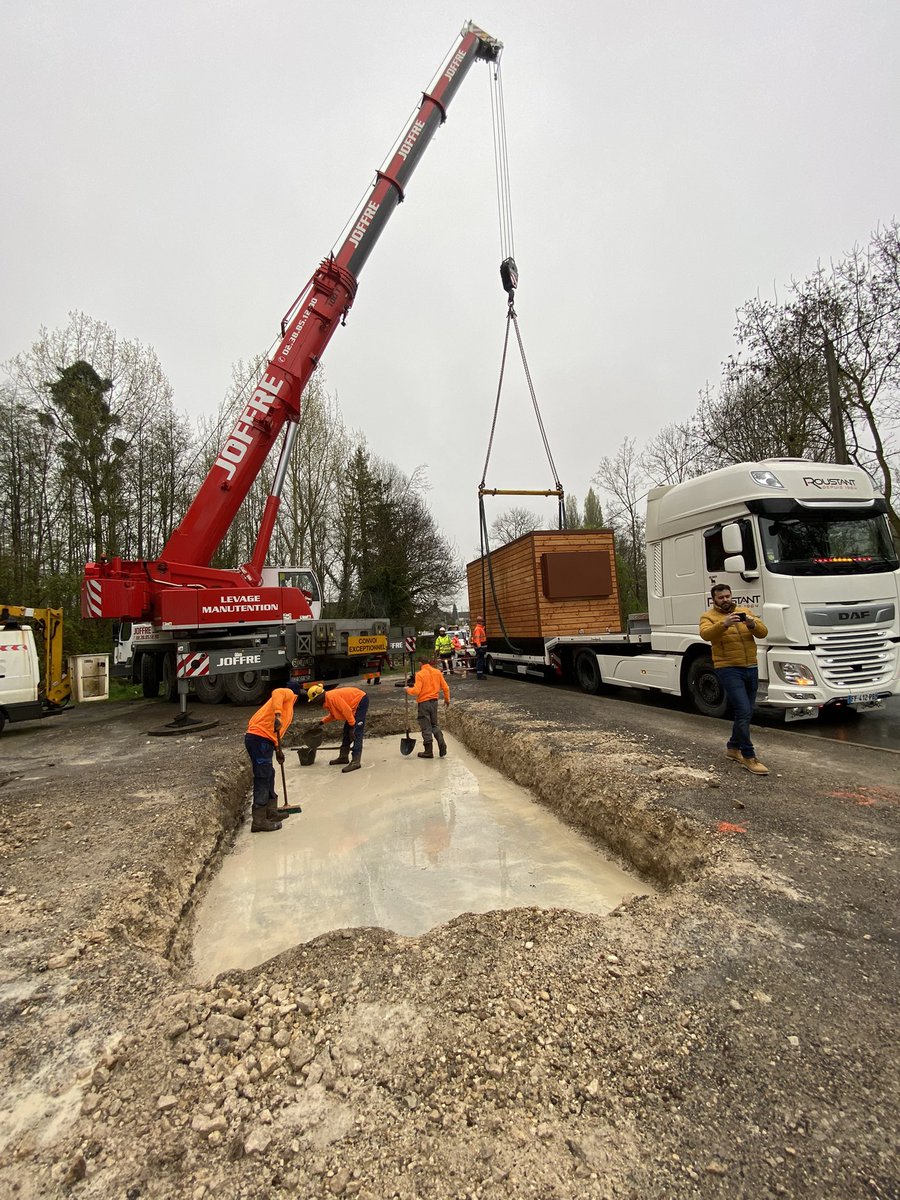 leloiret's tweet photo. À 📍Briarres-sur-Essonnes, en présence du président du Département Marc Gaudet, pose du dernier NRO de la phase 2 du projet Lysseo. Il constitue la fin des fondations pour généraliser la #fibre ⚙️ sur l’ensemble du #Loiret. https://t.co/O26VzA7lhg
