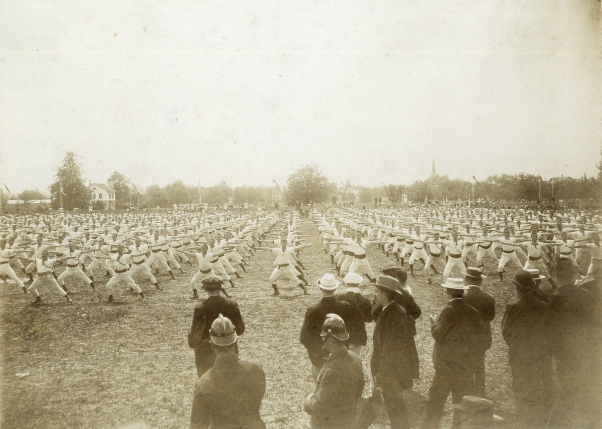 Wetzipedia's tweet photo. Zur Überraschung wieder mal bis anhin unveröffentlichte Bilder, datiert 20. / 21. Juli 1902. Im Kemptnerfeld Wetzikon befand sich der Festplatz des Zürcher Kantonalturnfests 1902. Dabei waren 83 Vereine mit ca. 2'400 SportlerInnen.  (^it)
#turnfest #wetzikon https://t.co/SoazHgw5eb