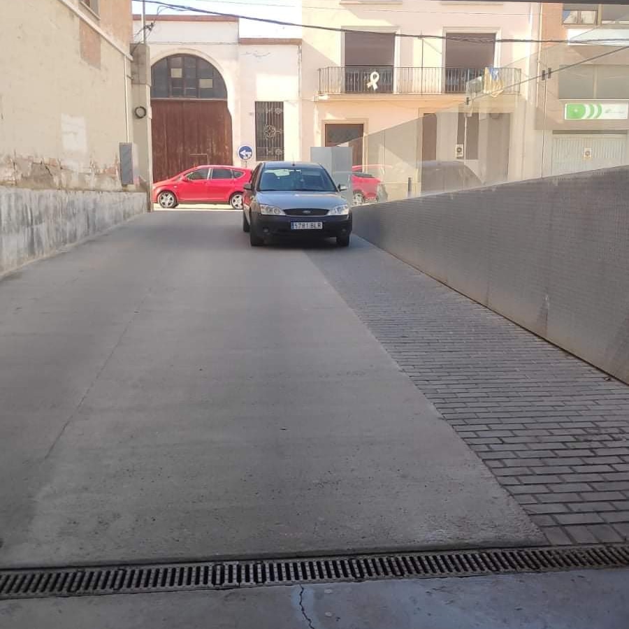 lesintrepidesbb's tweet photo. Vehicle que té la gràcia d’il·lustrar la poca-solta d’una manera de conduir, però sobretot “𝙙’𝙚𝙨𝙩𝙖𝙧 𝙖𝙡 𝙘𝙖𝙧𝙧𝙚𝙧”, ben insolidària, pq no concep caminar més del compte: té places d’estacionament a tocar, però 👇 (fil) https://t.co/4iSt2hSjzs
