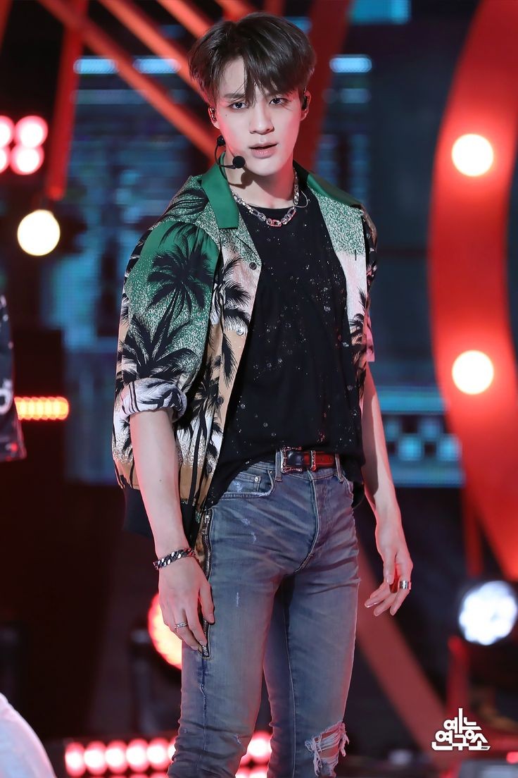 jjeennoolee23's tweet photo. DAY 14🐶👑

Q : "Fav Jeno Performance"
A : pokonya paling suka performance" jeno tuh di era ridin, boom, resonance 90's love, hello future yang outfit agent🤩🤩❤️❤️

#JENO #제노 #NCTDREAM
#23Days_Jeno_Challenge 
#23일_제노_첼린지 
@NCTsmtown_DREAM https://t.co/zkXTca3jsJ