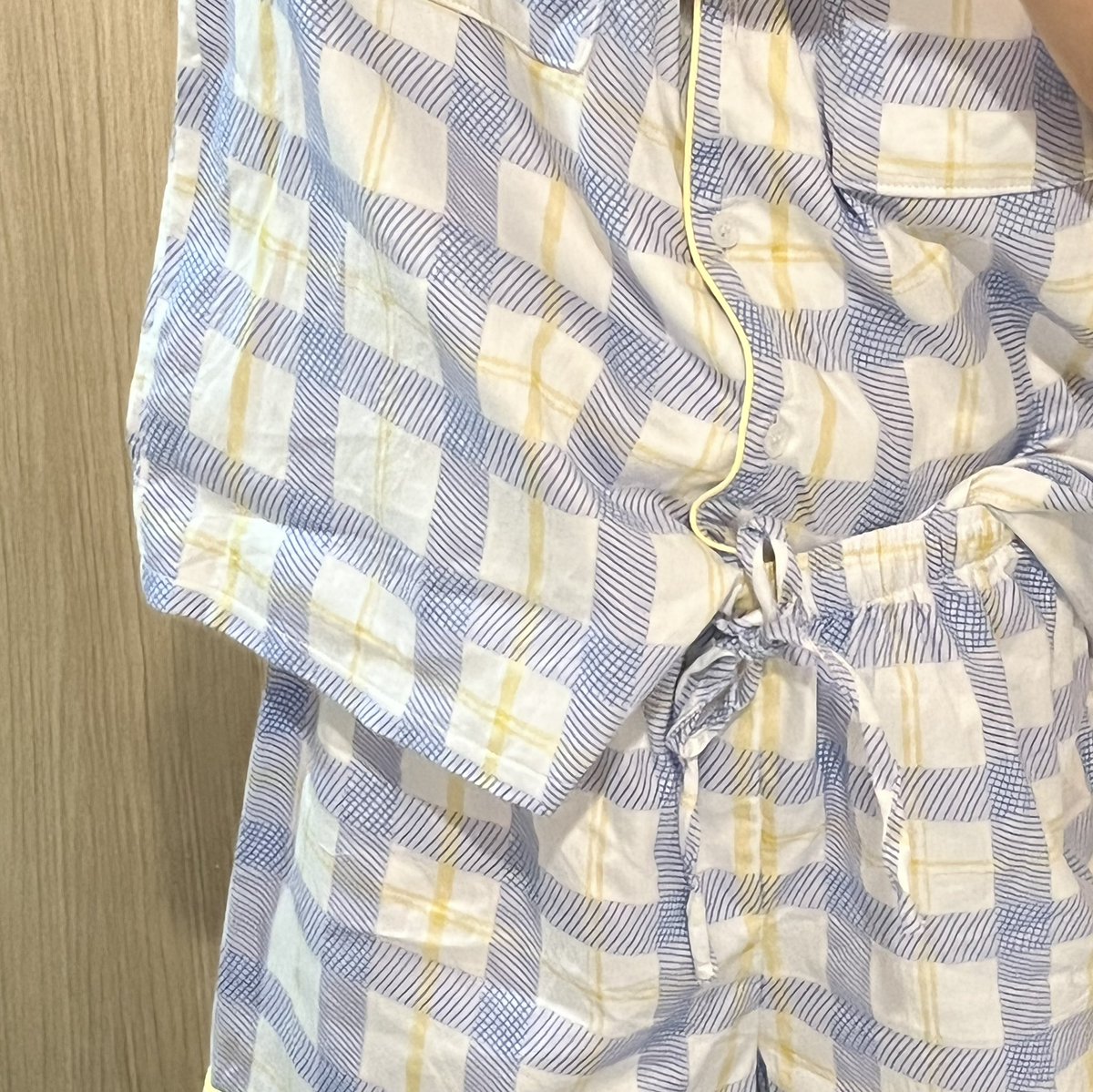 sliptosleep 🪥🧸 ทำชุดนอนออกมาน่ารักมากก ! เนื้อผ้านุ่ม ใส่สบาย ดีเทลกระเป๋าเสื้อเค้าทำหนาเป็นพิเศษ เหมาะกับการใส่แบบโนบราได้สบายๆ ไม่ต้องกังวล ⭐️ มีหลายลายให้เลือก พีชใส่สี blue grid น่ารักไม่ผิดหวัง 🌷🥛