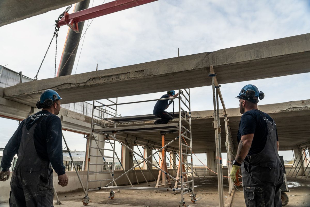 Vandaag met vereende krachten de  eerste betonplaat uit het Prinsenhofgebouw gelift. Morgen vertellen we meer over dit bijzonder circulaire sloop- en bouwproject op ons startevent. <a href="/DycoreCRH/">Dycore</a> #Lagemaat #circulair <a href="/provgelderland/">Provincie Gelderland</a>