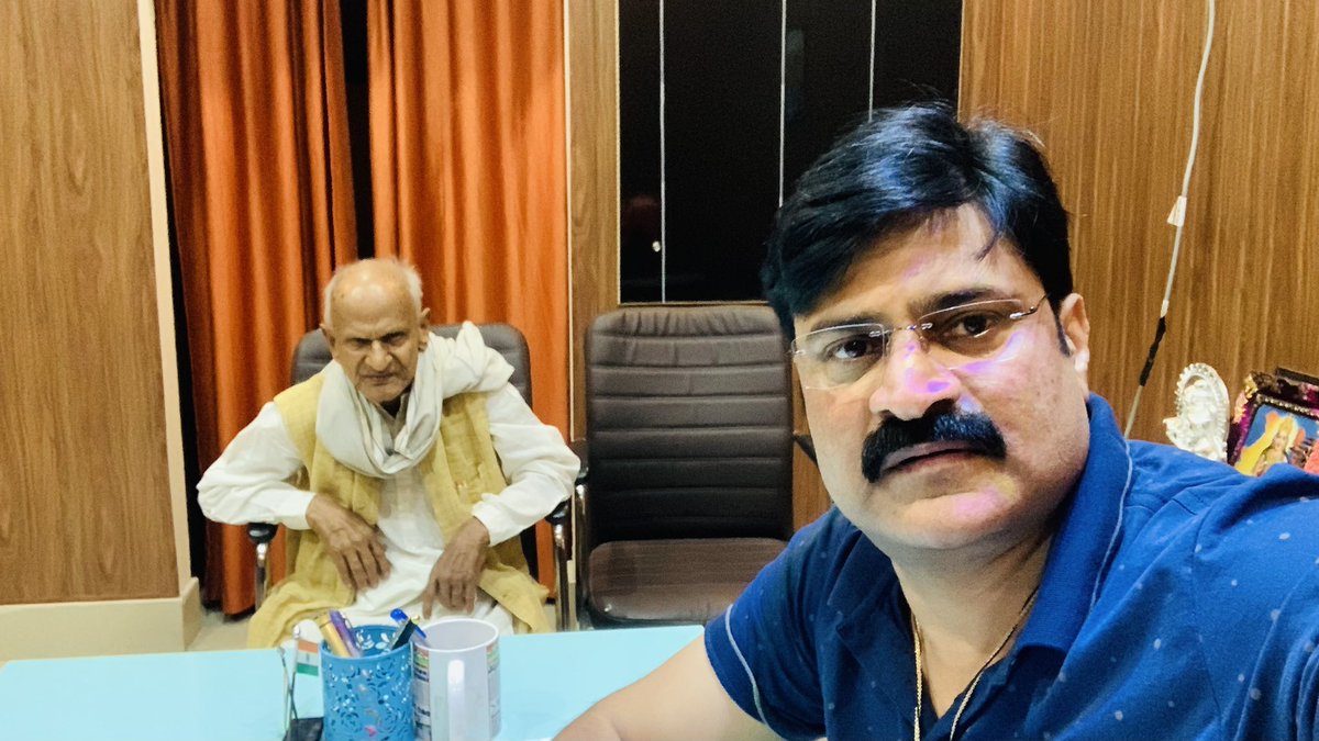 cop_anirudha's tweet image. वर्मा जी बनारस से चल कर सिर्फ़ आशीर्वाद देने आये थे,आज उनकी अवस्था 96 वर्ष की है,स्वस्थ है ईश्वर इसी तरह स्वस्थ रखे।मेरा transfer वर्ष 2005 में हुआ तो वर्मा जी और सरैया बनारस के लोगों ने रोड जाम कर मेरा transfer रुकवा दिया था,मैं आजतक इनके उस प्यार भरोसे को बरकरार रखा हूँ।