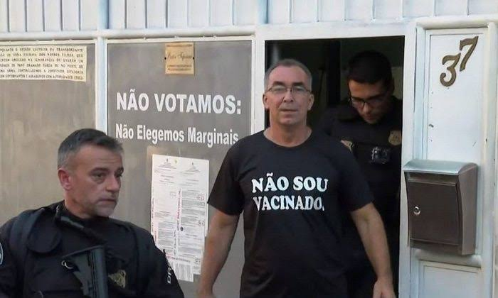 CrimesReais's tweet photo. Pastor é preso após pregar contra negros e judeus. "A igreja de Jesus Cristo não levanta placa de filho da puta negro nenhum, não levanta placa de filho da puta de político, não levanta placa de filho da puta de veado. A igreja de Jesus Cristo levanta sua própria placa." https://t.co/lhyhkEjJVm