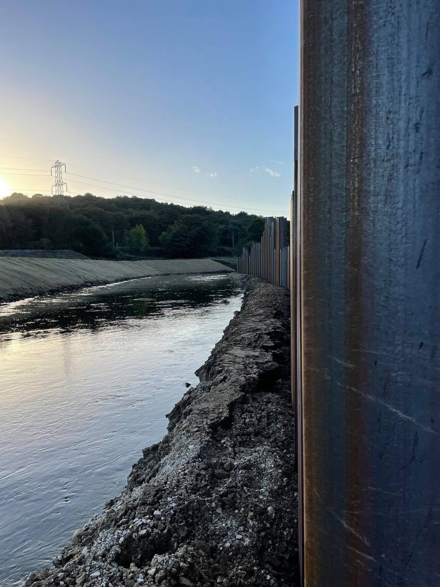 JNPilingLtd's tweet photo. Our third visit on the #LeedsFloodAlleviationScheme Phase 2 in late 2021 and finishing January 2022.

U and Z sheet piles were installed using a combination of methods including #TelescopicLeaderRig with vibratory hammer and #GikenSilentPiler in Supercrush mode

#weknowpiling https://t.co/c4Ml4gkmjr