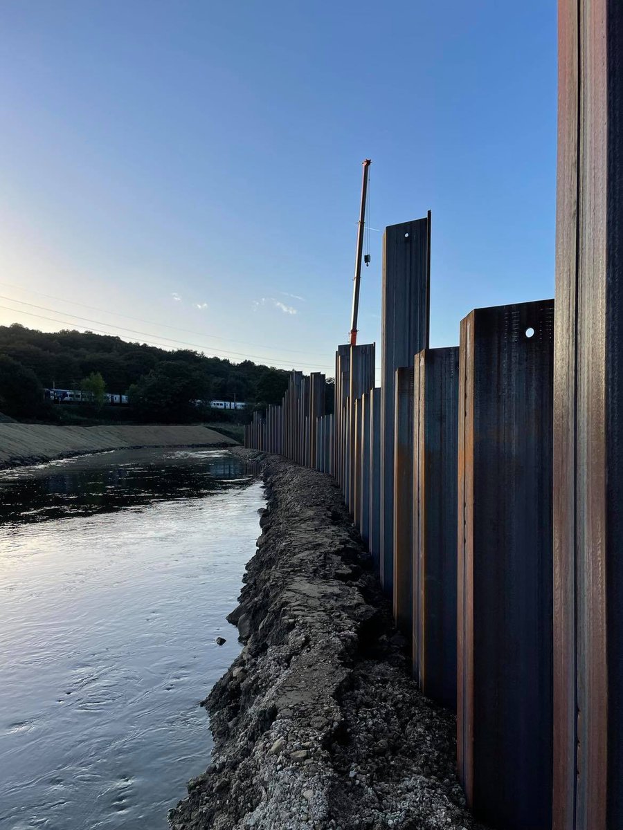 Our third visit on the #LeedsFloodAlleviationScheme Phase 2 in late 2021 and finishing January 2022.

U and Z sheet piles were installed using a combination of methods including #TelescopicLeaderRig with vibratory hammer and #GikenSilentPiler in Supercrush mode

#weknowpiling