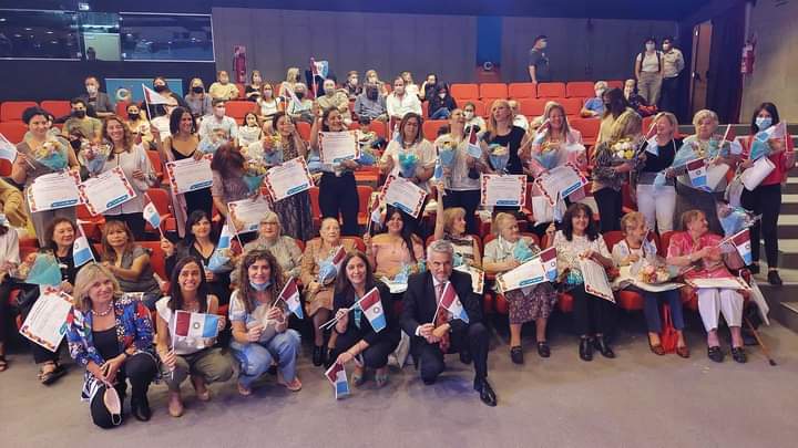 InmigrantesUcic's tweet photo. El viernes 8 de abril se realizó el "Homenaje a Mujeres Migrantes, Refugiadas y Descendientes Resilientes" en el Centro Cultural Córdoba. 

Las 28 mujeres fueron presentadas por las colectividades, algunos consulados y otras, a vista del Ministerio de la Mujer. https://t.co/BNjdo8cHPF