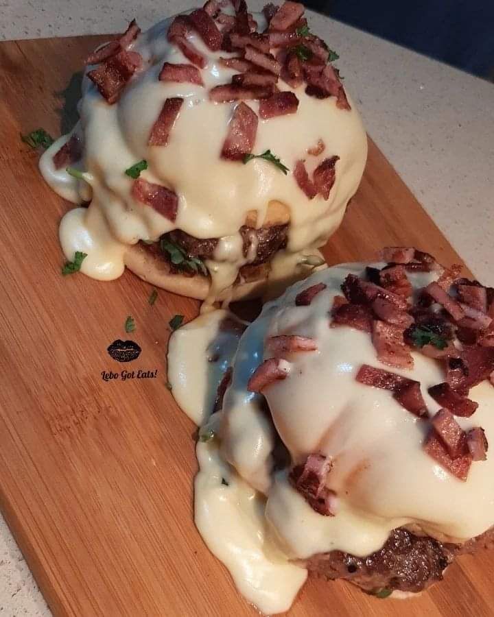 Come try our speciality burgers only at The Rosebank Sunday Market. See you on Sunday 😘 
#lebogoteats #rosebanksundaymarket #rosebankmall #joburgfoodie #joburgmarkets #joburgfoodmarkets #foodiesofjoburg #mrsmeg #foodietime #foodpic #foodgasm #foodislife #burgersoftheworld