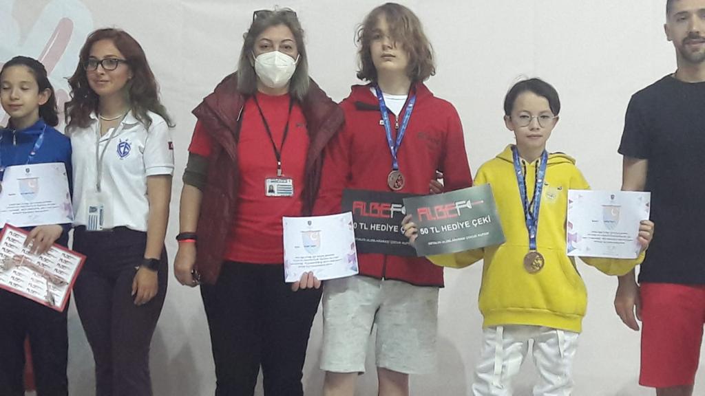 U10-U12-U14 tüm branşlarda Antalya’da devam eden Uluslararası Çocuk Kupasında, 13.04.2022 tarihinde U14 Erkek Flöre branşında yarışan kulübümüz sporcusu Murat Güreş 5. olmuştur.Sporcumuzu ve antrenörümüz Gabriela Dumitru’yu tebrik eder, başarılarının devamını dileriz.#flöre #foil