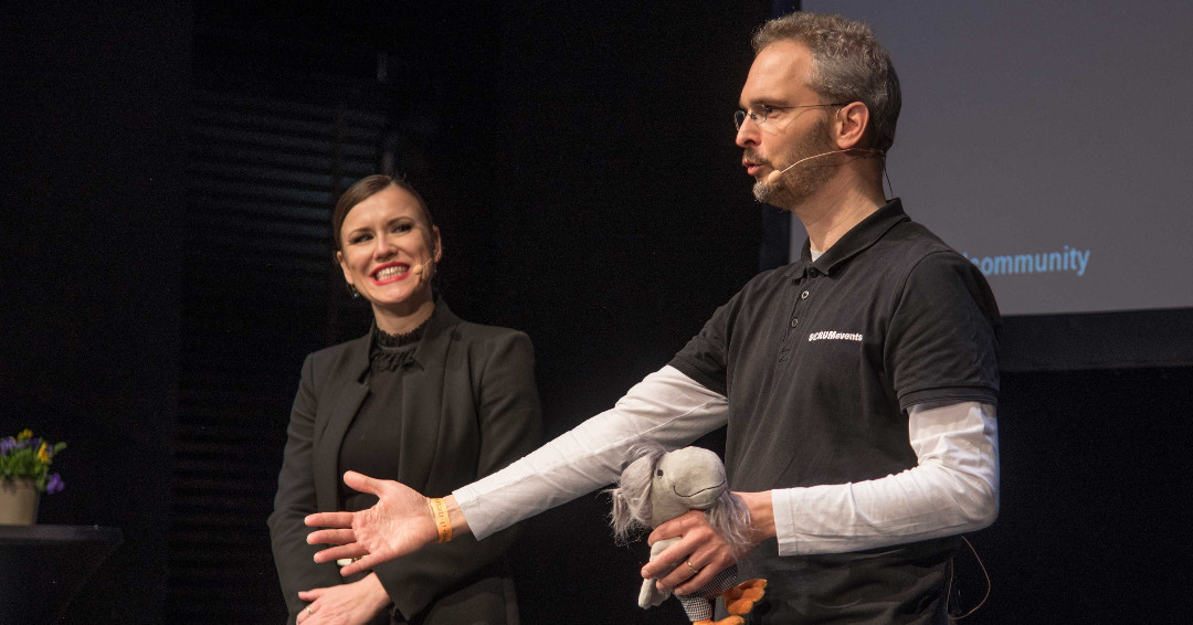 LeanKnowledge's tweet photo. Jan Fischbach über das #LATC2022 und die #LeanCommunity - und ja er findet, dass die #LeanFreaks auch witzig sind. Da können wir nur zustimmen 😍 https://t.co/FXHZfBoUle https://t.co/ctiE5qhCPv