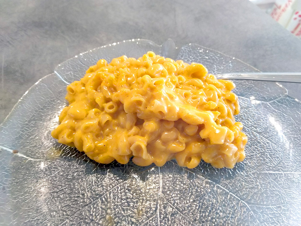 vvdb_se's tweet photo. Mac 'n' cheese https://t.co/cj4Q2EV8bY Mac 'n' cheese är en rätt bestående av makaroner som kokas mjuka i en ostsås, oftast med smak av cheddar. Macaroni and cheese kan också innehålla andra ingredienser, såsom ströbröd eller kött. Den liknar stuvade makaroner, fast med ostsmak… https://t.co/gH8c3fhoir