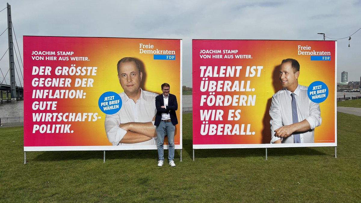 fdp_nrw's tweet photo. Unsere nächsten Großflächenmotive sind da! Wir wollen die Talentförderung in #NRW auf ein neues Level heben und den Herausforderungen durch die Inflation mit einer wachstumsorientierten Wirtschaftspolitik begegnen. Dafür am 15. Mai: Beide Stimmen FDP! 💛 #vonhierausweiter https://t.co/tNFbkfIoTZ