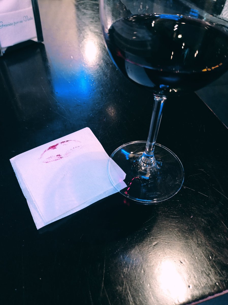 AnaBolena33's tweet photo. "Somos mortales hasta el primer beso y la segunda copa de vino". 
(Eduardo Galeano)

#DiaInternacionalDelBeso https://t.co/otWECAb7i8