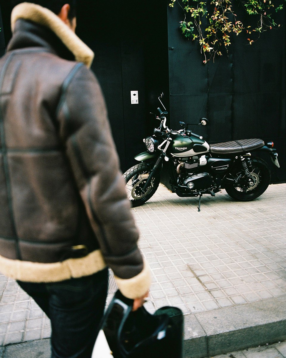 UKTriumph's tweet photo. An iconic Scrambler silhouette, beautifully evolved. 

How would you customise yours? 
Discover your options - https://t.co/w0XNeGD6bp

Rider - Gustavo Osorio
Photographer - Elena Bofill 

#ForTheRide #StreetScrambler #CustomScrambler https://t.co/U7Ce6c9rcO