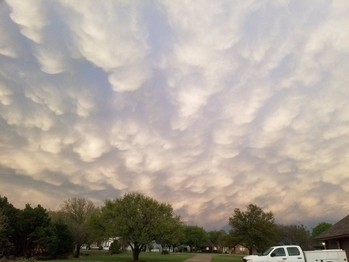 RescueTexas's tweet photo. @GrantJNBC5 Mammatus clouds over Midlothian last night behind the storm after it blew through. Rare formation around here. https://t.co/3QU7vQBO1q