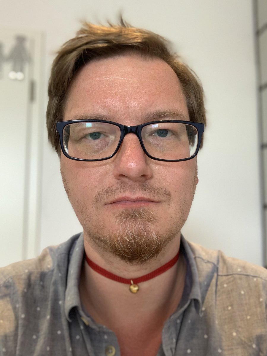 Heute kam der Osterhase.
Erst hab ich mir sein süßes Glöckchen umgebunden und dann hab ich seinen Kopf gegessen. 🐰🤷🏼‍♂️