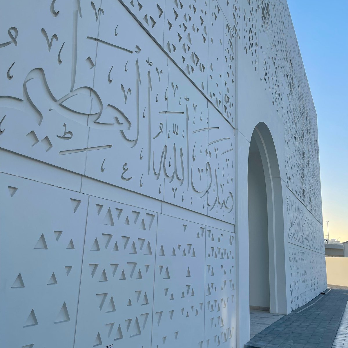 Purity, simplicity, solids and voids, lights and shadows games, the Mohammed Abdulkhaliq Gargash #Mosque designed by #architect <a href="/sumayadxb/">sumaya dabbagh</a> <a href="/DabbaghArch/">Dabbagh Architects</a> embodies the perfection of contemporary essential lines. More in my piece on <a href="/MediasetTgcom24/">Tgcom24</a> viennadubaiar.tgcom24.it/2022/04/13/la-… #Dubai