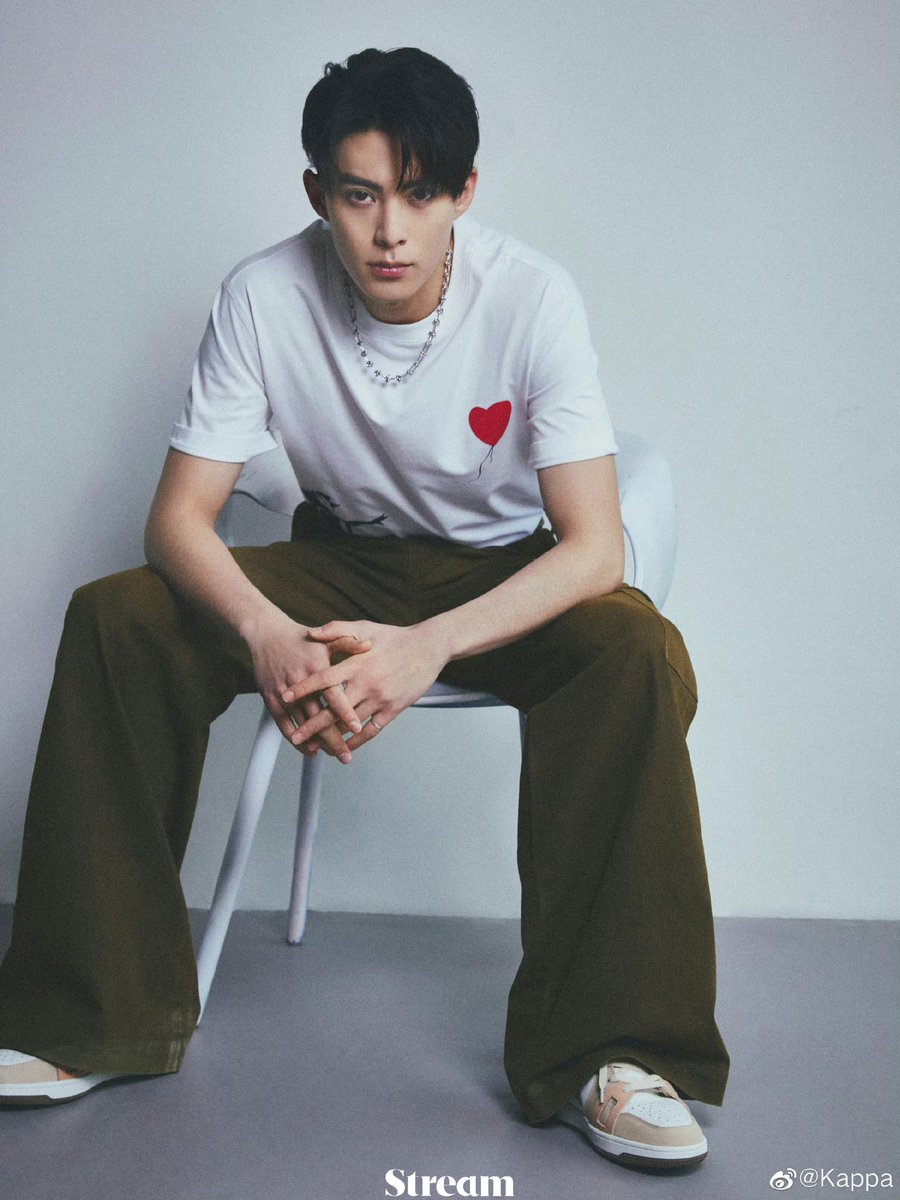 lovedby9yu's tweet photo. #DylanWang is wearing a Kappa22 spring/summer T-shirt based on the work of artist Banksy. 🤍 https://t.co/KQUVzGgPE2