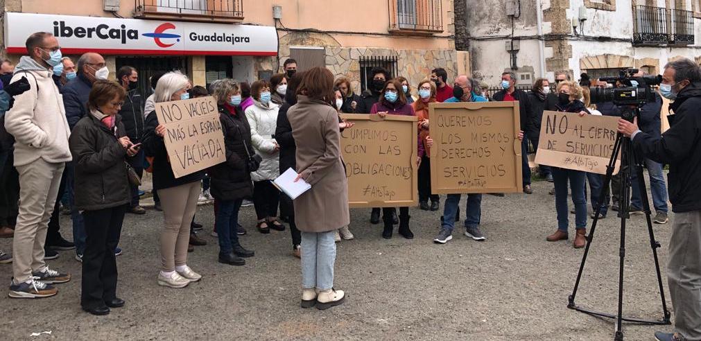 NuevaAlcarria's tweet photo. #Despoblación
▶️El Alto Tajo sale a la calle para protestar contra la supresión de su último cajero. 
▶️Afecta a 8⃣ municipios y 2⃣ pedanías. 
▶️Ahora los vecinos tendrán que recorrer 5⃣0⃣ km para sacar dinero. 
#NuevaAlcarria #Guadalajara  https://t.co/uAaRjTI1ph https://t.co/MsAVgeKUXk