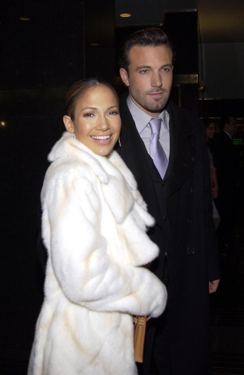 Madamefigaro's tweet photo. Avec vingt ans de retard et beaucoup d'émotion, Jennifer Lopez et Ben Affleck annoncent leurs fiançailles. https://t.co/DWeMv8Nagg