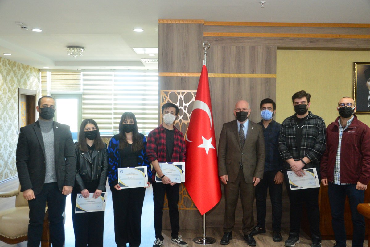 Rektörümüz Prof.Dr.<a href="/_ekremsavas/">Prof. Dr. Ekrem SAVAŞ</a> 21-22 Mart'ta İzmir'de gerçekleştirilen Ege Bölgesi Kariyer Fuarında(EGEKAF'22)Mezunlar Ofisi ve Kariyer Geliştirme Koordinatörlüğümüzün yaptığı çalışmalara katkı sağlayan öğrencilerimizle bir araya gelerek kendilerine teşekkür belgesi takdim etti.