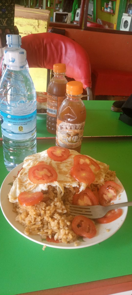 FreshWine6's tweet photo. @SpiceDianaUg water and #kituzi
Nice lunch everyone don't forget that water #yaket πππ https://t.co/xmOYYN0j4V
